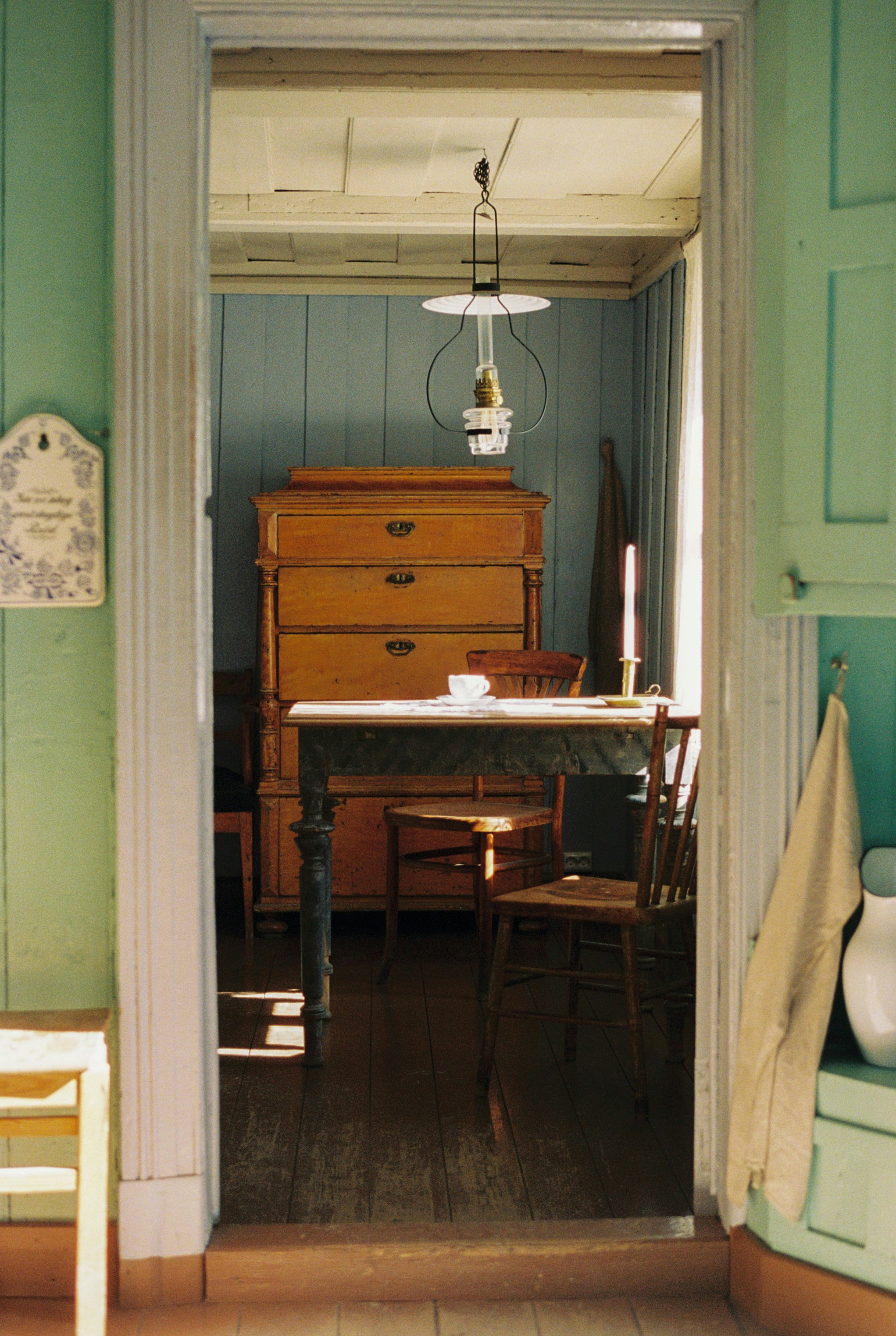 Illustration of a tidy, clean room in a rental house